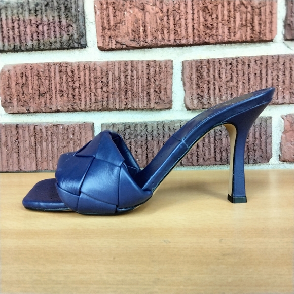 NWT Vince Camuto Brelanie Woven Genuine Leather Heeled Sandals in Navy - Picture 6 of 8